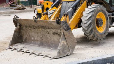 Şantiyede Traktör Kovası