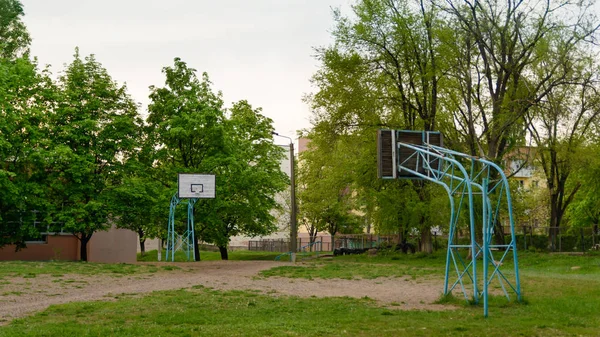 학교 마당에 있는 농구코트 — 스톡 사진