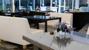 Sokakta çiçek vazo ve sandalyeler ile Tablolar