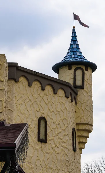 Torre do Castelo Amarelo contra o céu — Fotografia de Stock