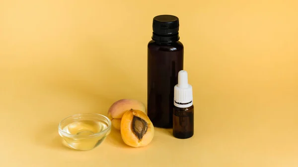 Aceite de semilla de albaricoque y albaricoque sobre fondo naranja — Foto de Stock