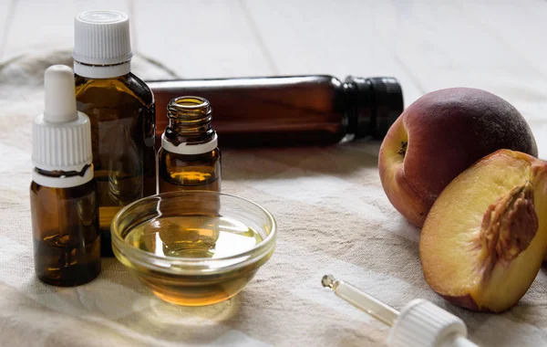 Aceite de semilla de melocotón en una mesa de madera ligera — Foto de Stock