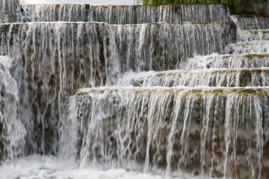 su kayaları üzerinde akan şelale