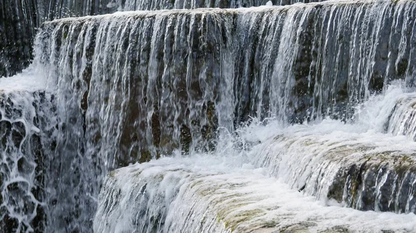 su kayaları üzerinde akan şelale