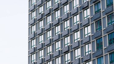 Camdan yapılmış modern ofis binası.