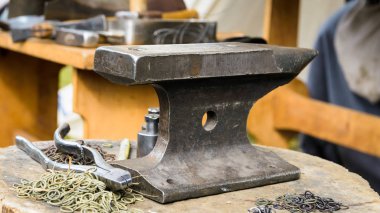 Örs, aletler, zincir zırhı için yüzükler bir demir ocağında.