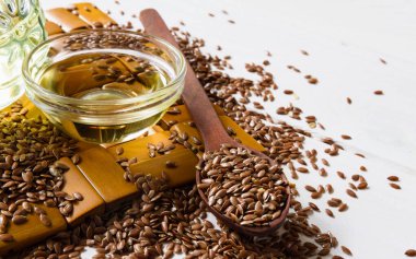 Tahta kaşık, keten tohumu ve keten tohumu yağı.