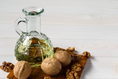 Ceviz yağı ve fındık, beyaz arka planda izole edilmiş.