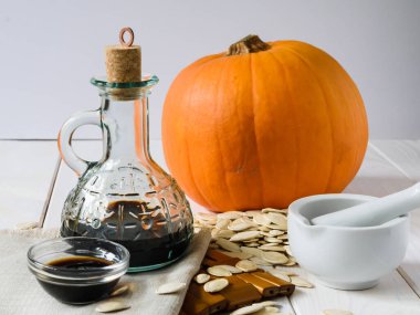 Kabak yağı ve kabak çekirdeği ile hafif ahşap arka planda