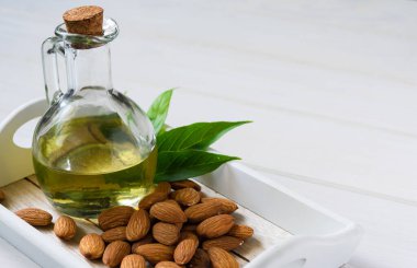 Beyaz arka planda organik kozmetik içeren badem yağlı spa