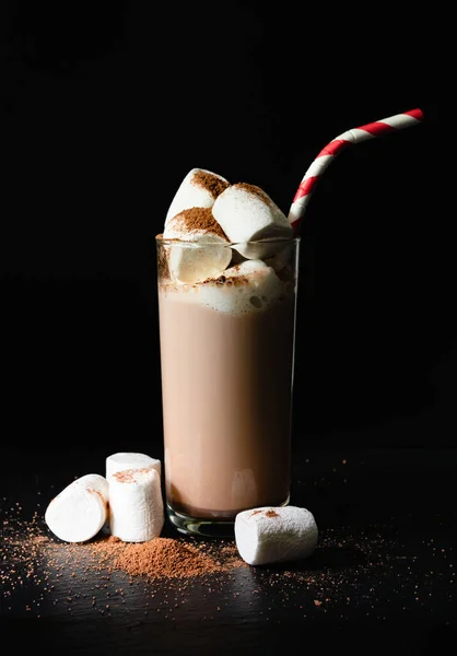 Vidro Cacau Com Marshmallows Uma Palha Vermelha Fundo Preto — Fotografia de Stock