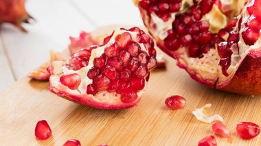 Tahta masadaki yapraklı nar.