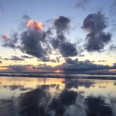 sakin bir suda güzel gündoğumu