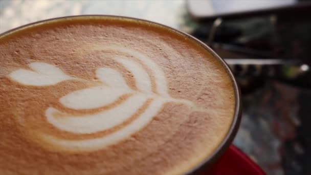 红杯中的拿铁咖啡 — 图库视频影像