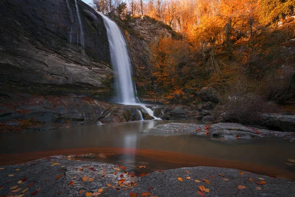 Ein Meter Langer Wasserfall Gefüllt Mit Bunten Blättern — Stockfoto