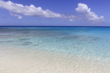 Okyanus kıyısında beyaz kumlu sahili ve turkuaz renkli suları ile