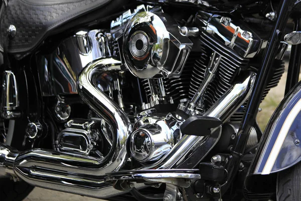 Motosiklet krom ve gümüş renk motoru 