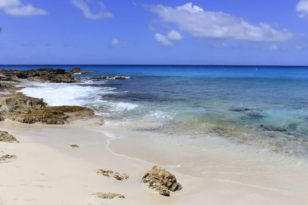 Pantai Laut Dengan Pantai Berpasir Putih Dan Perairan Berwarna Pirus — Stok Foto