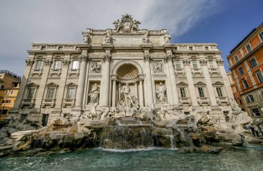 Trevi Çeşmesi, (Fontana di Trevi, İtalyanca), Roma'nın ikonik yerlerden biri, ve ayrıca Italy.The Çeşmesi, 85 feet (25,9 metre) yüksek ve 65 feet (19,8 metre) geniş, ayakta bir dünyanın en ünlü çeşmeler. Onun efsane ve 