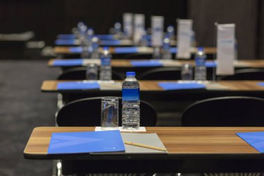 tablolar toplantı odasında, su, su bardağı dosyaları düzenleme