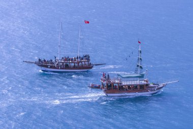 Akdeniz'de, tekne yan yana mavi denizde hareket