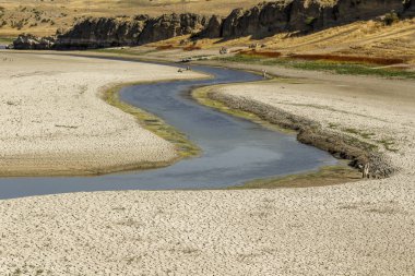 kurak ve azaltılmış nehir s, hills kenar şeklinde