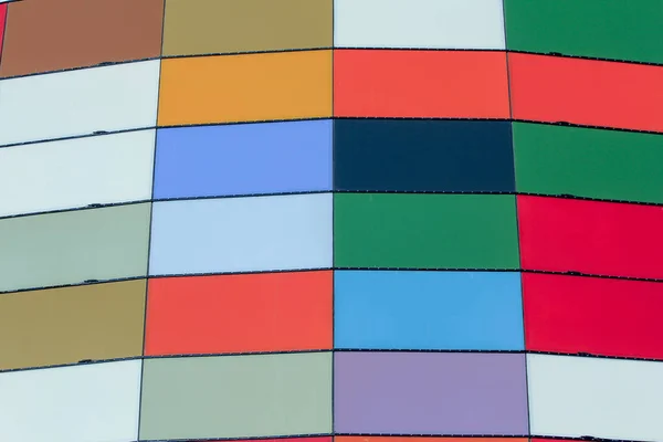 renkli dış paneller yanındaki mavi gökyüzü