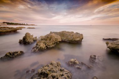 Deniz ve kayalıklarla Türkiye'de uzun pozlama