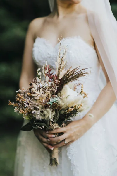 Bruid Met Boeket Van Bloemen — Stockfoto