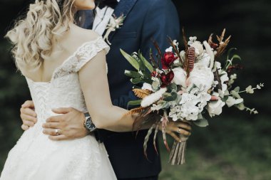 Gelin elinde çiçeklerle