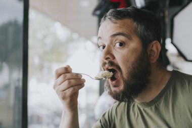 tatlı bir yiyen aç adam