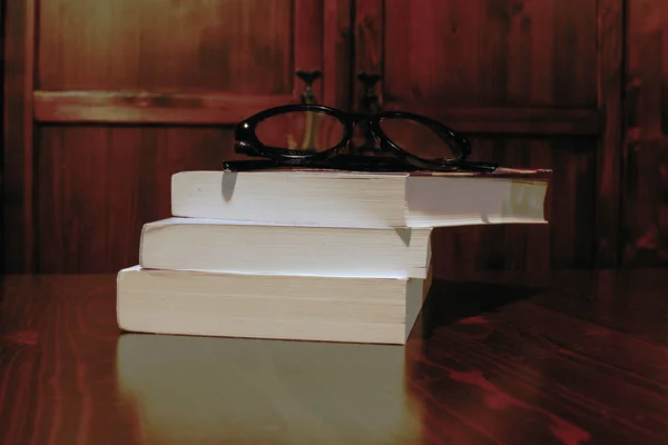 Livros Óculos Pretos — Fotografia de Stock