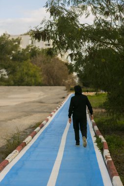 bisiklete giderken spor yapan adam