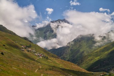 Bulutlardaki dağ zirvesi