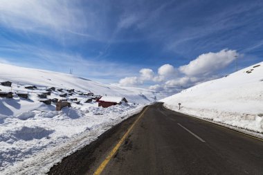 Karda dağ manzarası ve Yayla evleri