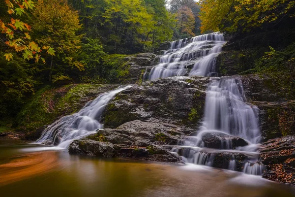 Colores otoñales con cascada y hojas — Foto de Stock