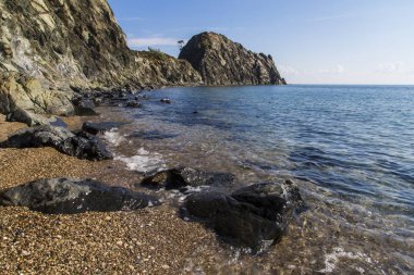 Akdeniz 'de kayalık bir sahil Antalya