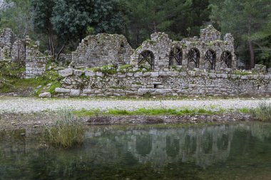 Olympos antik kenti, manzara harabeleri, duvarlar ve lahitler