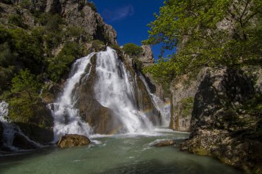 Dağ arasında, Kanyon akan büyük şelale