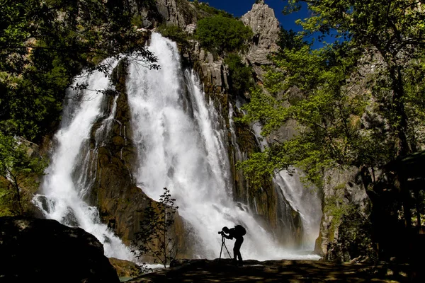 Tussen de berg, de grote waterval stroomt in de Canyon — Stockfoto