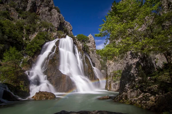 Tussen de berg, de grote waterval stroomt in de Canyon — Stockfoto