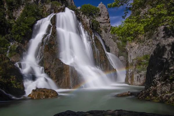 Tussen de berg, de grote waterval stroomt in de Canyon — Stockfoto