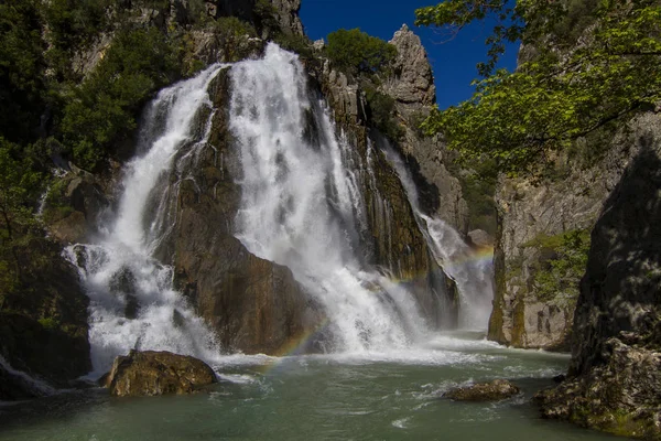 Tussen de berg, de grote waterval stroomt in de Canyon — Stockfoto