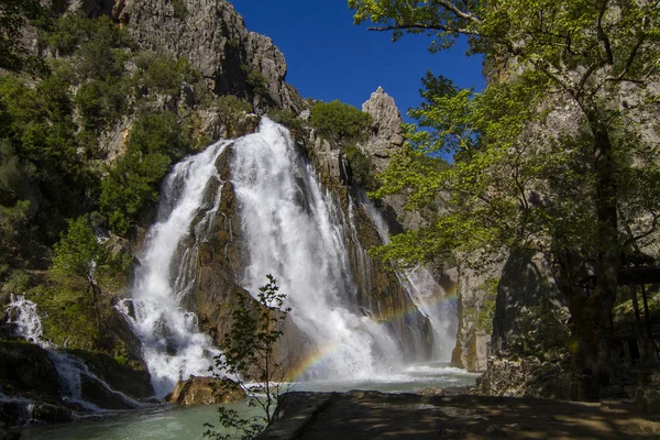 Tussen de berg, de grote waterval stroomt in de Canyon — Stockfoto