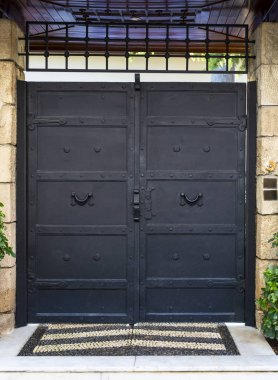 Siyah boyalı demir bahçe kapısı