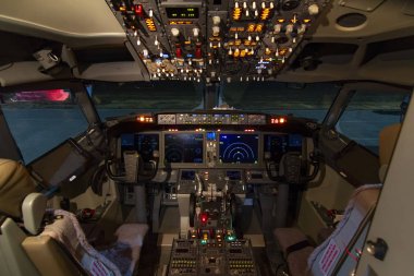 Bir kokpit büyük bir ticari uçak kokpit bir görünümü .