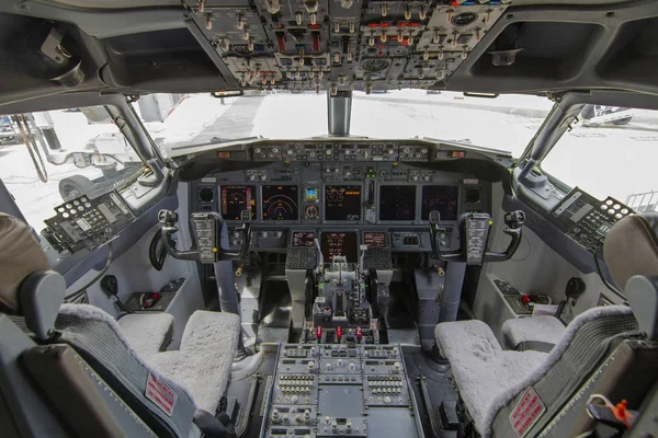 Bir kokpit büyük bir ticari uçak kokpit bir görünümü .