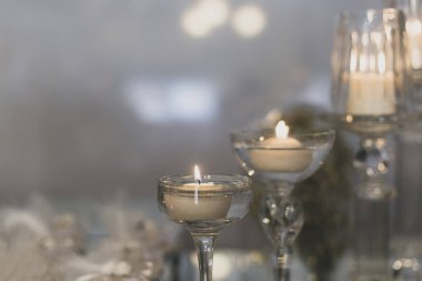 Sarı ışık yayan mum camda