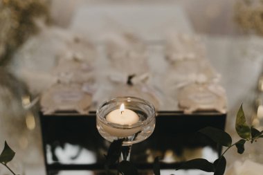 Sarı ışık yayan mum camda