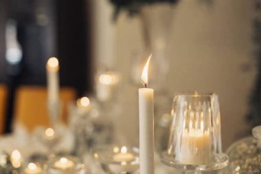 sarı ışık beyaz mumlar ve mumlar